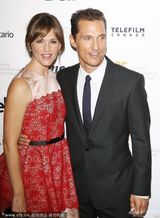 组图：詹妮弗《达拉斯》宣传 与麦康纳暧昧对视