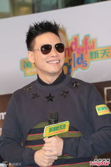 组图：许志安梁汉文苏永康签唱会感情好互调侃