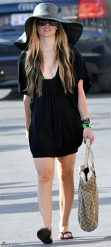 高清组图：艾薇儿法国度假服饰休闲 乐做平凡女生