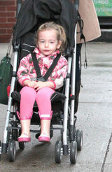 组图：杰西卡-帕克皮衣酷帅 推双胞胎女儿出游