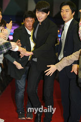 组图：张东健《武士》VIP首映 爱妻与众大腕助阵