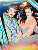 组图：克里斯汀牵手加勒特拍写真 演绎流浪情怀