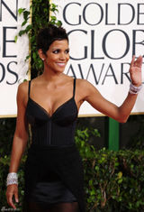 高清图：哈莉-贝瑞高开衩裙亮相红毯风情万种