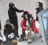 组图：杨幂片场频咳嗽 陈学冬黄发大棉鞋卖萌