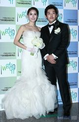 组图：韩棒球选手李容奎与女星刘荷娜喜结连理 