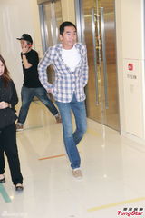 组图：袁彩云将产女 方中信愿尽好爸爸责任