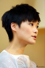 组图：李宇春亮相戛纳心情佳 清新俏丽展笑容