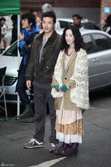 组图：韩星权相佑(权相宇)郑丽苑新片《疼痛》公开探班