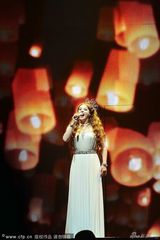 组图：莎拉布莱曼广州开唱 光影打造浩瀚宇宙