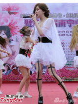 组图：王心凌穿白色薄纱裙演绎丝袜诱惑