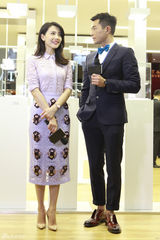 组图：高圆圆优雅紫裙亮相 秀美腿显摩登范儿