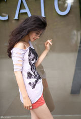 高清图：徐立街拍 紫色T恤搭配粉色短裤秀美腿