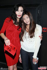 组图：叶玉卿紧身红裙大秀身材 女儿曝光