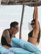 组图:51岁黛米-摩尔新欢曝光 亲密咬耳激情难挡