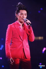 组图：郑伊健开唱遭催婚 女友蒙嘉慧到场欣赏