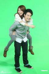 组图：潘玮柏拍MV展现吻功 自曝好久没接吻