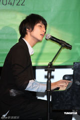 幻灯图：“完全创作新人”严爵发片 多次感动落泪