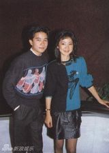 组图：邓丽君与好友珍贵合影 青霞热吻成龙搂肩