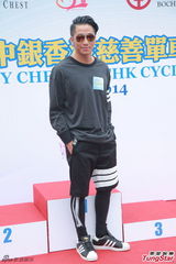 组图：阿Sa(蔡卓妍)否认陈伟霆送房 张敬轩为话剧露股