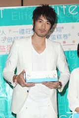 组图：高以翔帅气亮相义卖 否认与雷凯欣一夜情