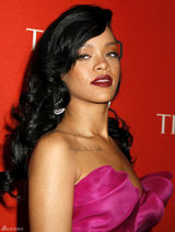 高清图：蕾哈娜玫红色宫廷式抹胸礼服性感亮相