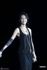 组图：莫文蔚分享恋爱经 宣布两月后国外办婚礼 