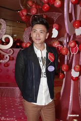 组图：黄宗泽亲吻混血小美女 与周丽淇出席亮灯仪式