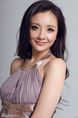 组图：孙茜妩媚大片 冰雪美肤明艳动人