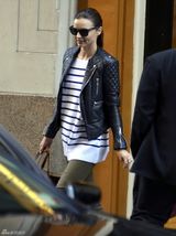 高清组图：米兰达-可儿街拍机车夹克搭配条纹衫