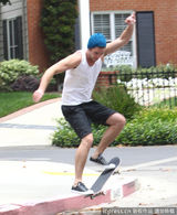 组图：麦莉-赛勒斯街头玩滑板 未婚夫险些狗吃屎