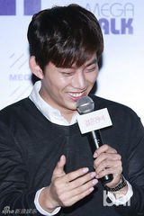 组图：玉泽演出席电影《结婚前夜》宣传活动