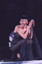 策划：回顾梅艳芳经典舞台 百变造型成传奇