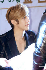 组图：汪东城现身京城会歌迷 签售会大秀亲民