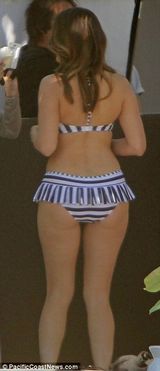 组图：布鲁克泳池拍写真 四套比基尼秀傲人双峰