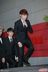 高清图：GD条纹装出席mama记者会 EXO正装帅气