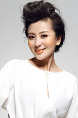 组图：桑叶红性感演绎柔情大女人