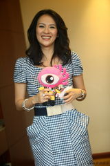 组图：《非常幸运》亮相上海 章子怡调侃找力宏