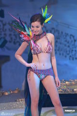 组图：2012港姐竞选现场 众佳丽泳装表演