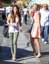 组图：小天后斯威夫特与戈麦斯相约出街
