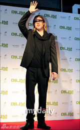 组图：布莱德皮特亮相《点球成金》韩国红地毯