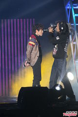 组图：萧敬腾炎亚纶亮相圣诞演唱会high翻全场