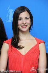 《阿曼尼亚》发布会 女星Aylin Tezel 红裙俏丽(图)