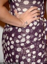 组图：斯嘉丽撑新片秀乳沟 戴大颗鸽子蛋抢眼