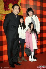 组图：黄小柔出嫁盼造人 穿低胸婚纱挽老公亮相