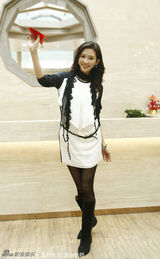 组图：林志玲裙装搭配雪地靴亮相 台上俏皮可爱