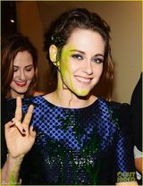 组图:儿童选择奖红毯  暮光女秀美腿钱妞变绅士