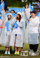 组图：韩团SISTAR冒雨出席活动宣传献爱心