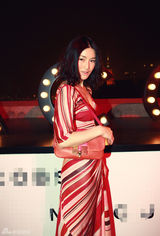 组图：张静初陈燃引领时尚热潮  复古长裙争奇斗艳