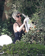 组图：海瑟薇准备万圣节装饰 长裙飘逸坦胸露乳