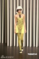 幻灯图：世界比基尼小姐冠军香港走秀呈现简约时尚